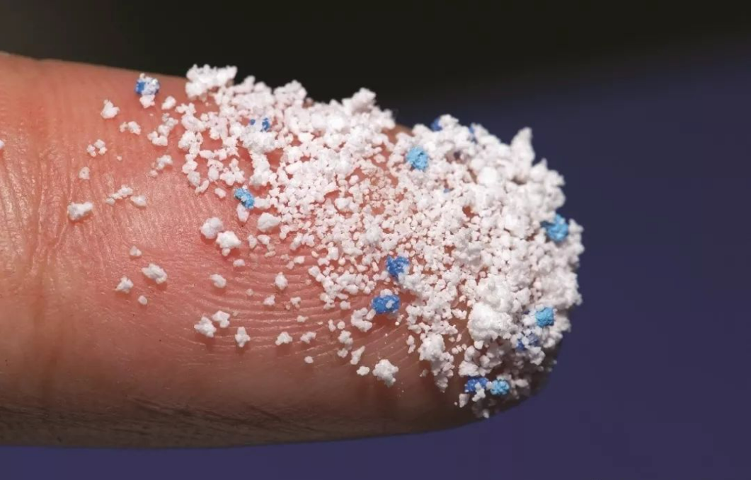 科學家首次在人類血液中發現微塑料,使用生物降解袋減少微塑料的產生(圖1)
