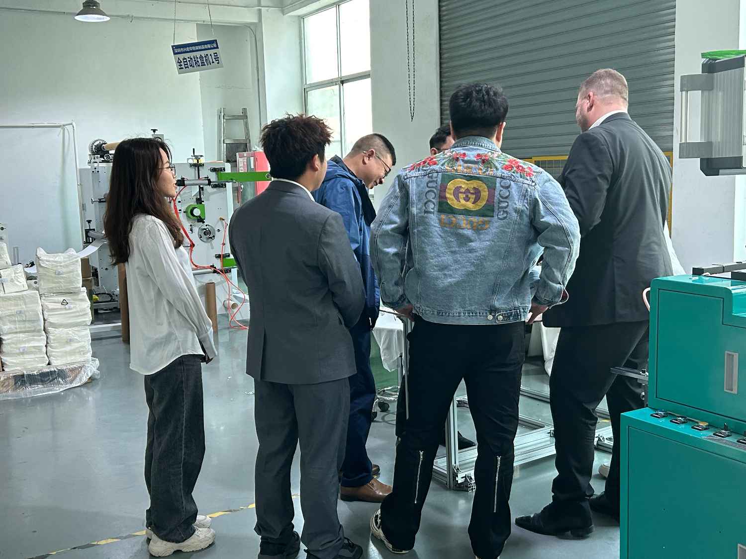 國際合作伙伴深度考察,共謀發展 —— 外國客戶訪問久信達科技生產車間(圖2)