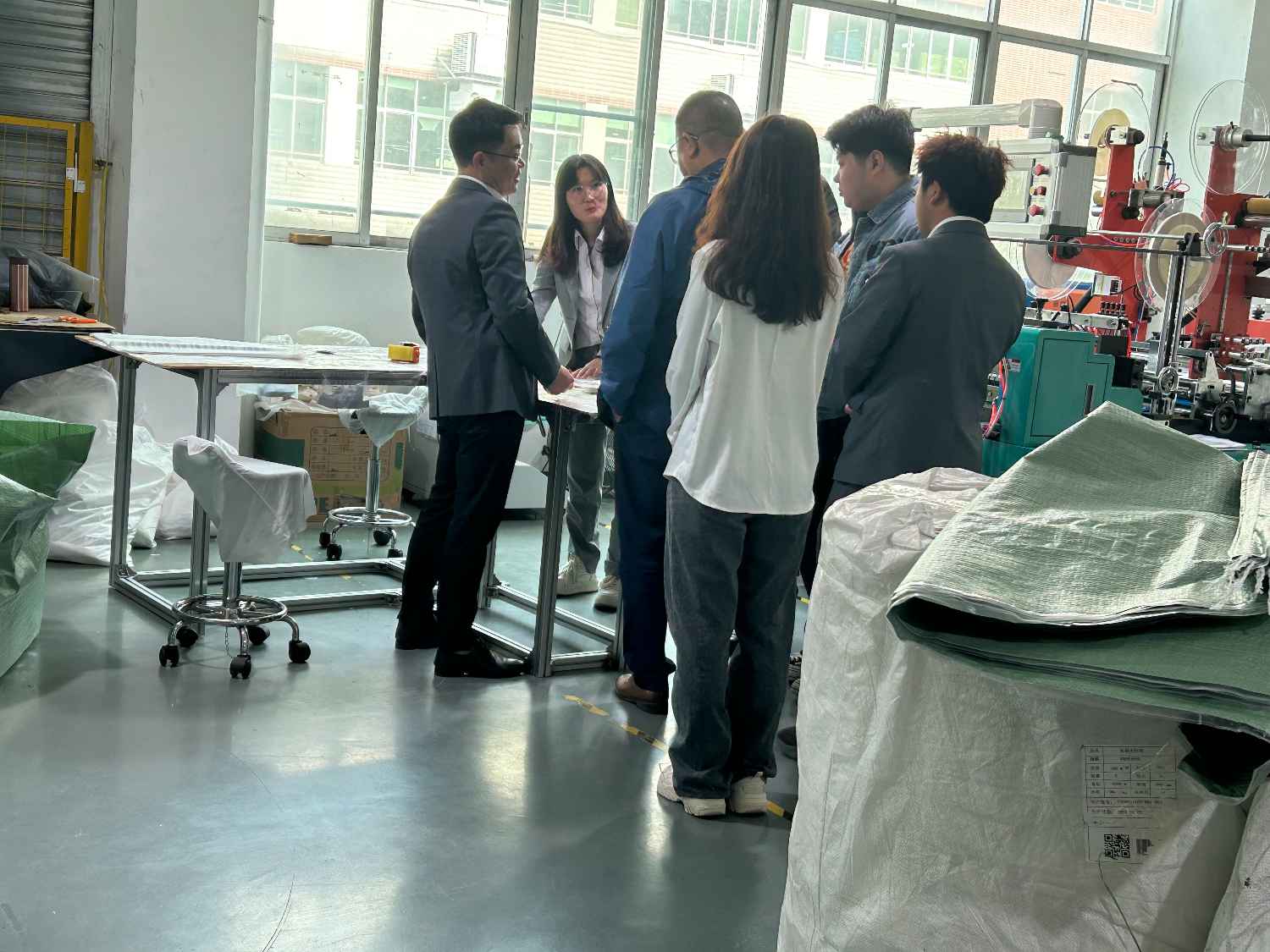 國際合作伙伴深度考察,共謀發展 —— 外國客戶訪問久信達科技生產車間(圖3)