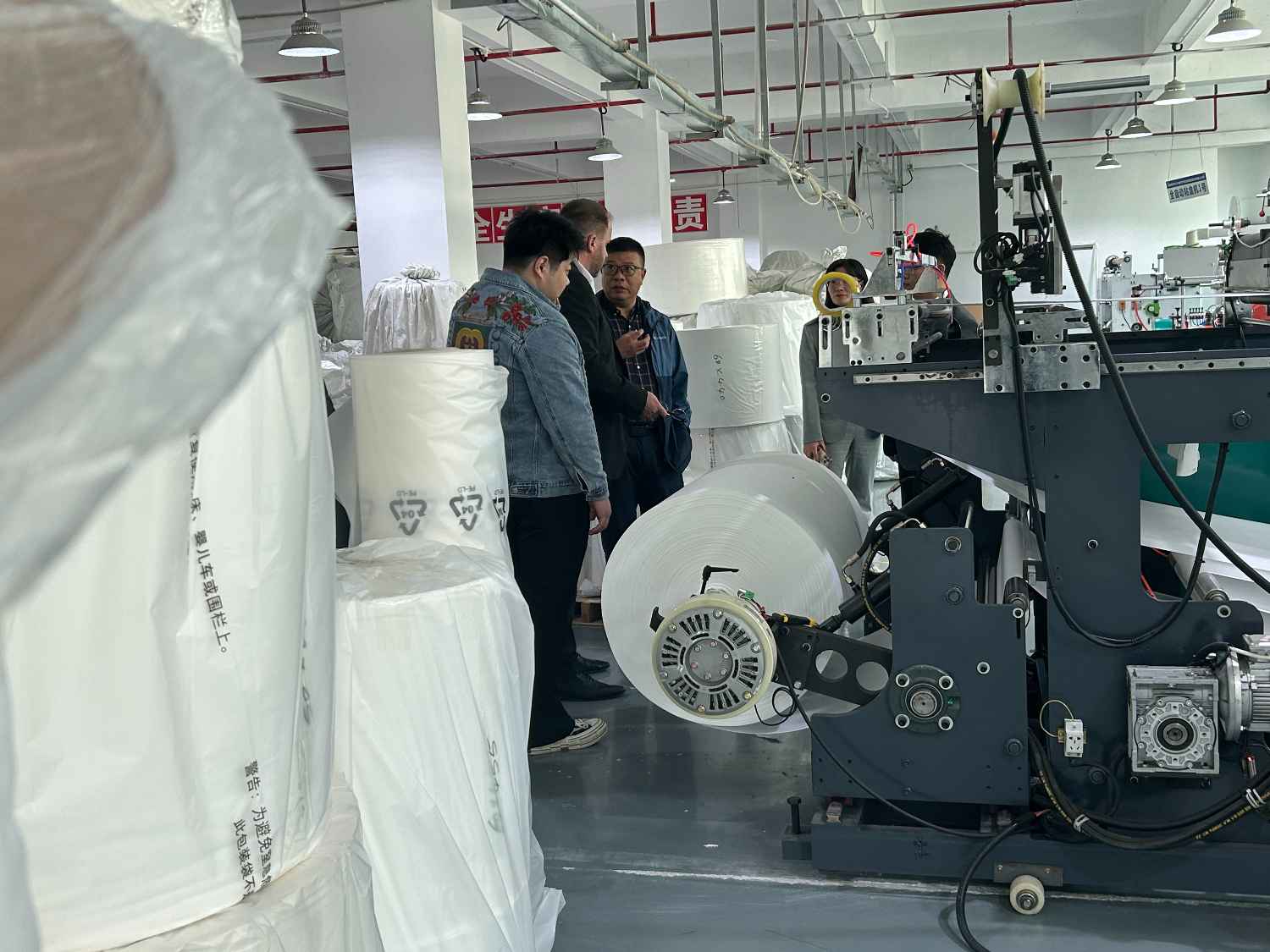 國際合作伙伴深度考察,共謀發展 —— 外國客戶訪問久信達科技生產車間(圖4)