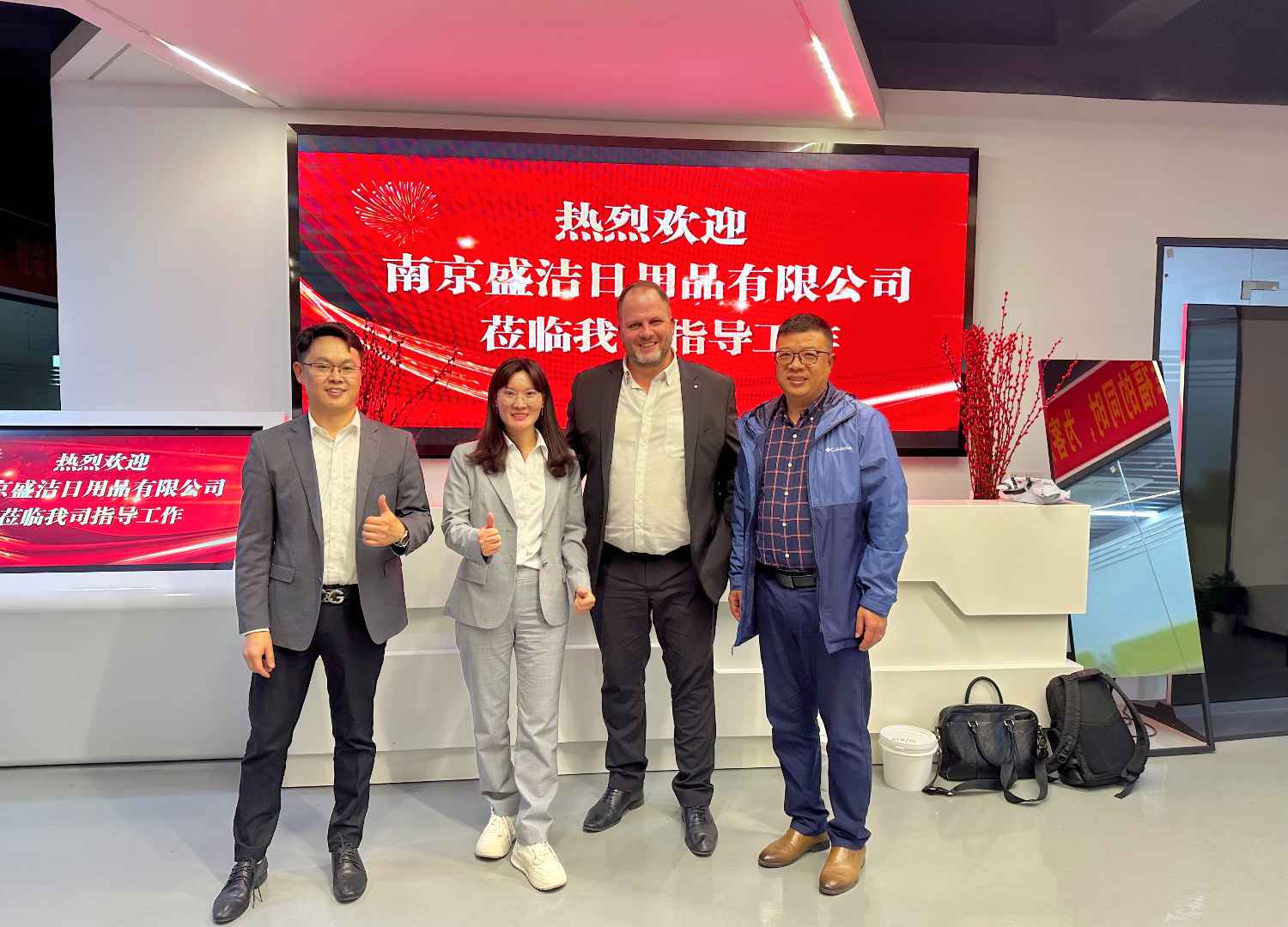 國際合作伙伴深度考察,共謀發展 —— 外國客戶訪問久信達科技生產車間(圖1)